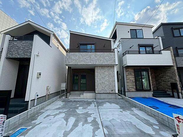 【【現地外観写真】】小中学校徒歩9分、スーパー、コンビニ徒歩6分で住環境良好!