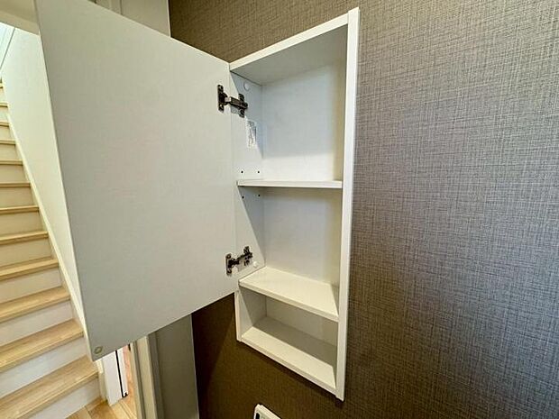 【【トイレ】】トイレは壁付収納があるので掃除用具もきれいに入ります!