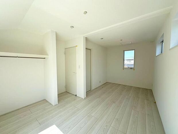 【室内】◆ライフスタイルに合わせて2部屋に仕切れるフレキシブルルーム!