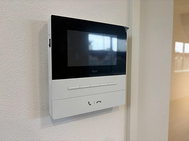 【【インターホン】】防犯設備として人気の録画機能付きカラーモニターインターホンを採用。誰が来たか一目で分かり、不審者の接近抑制にも繋がります。家族の「安全・安心」を技術でサポートし、日々の暮らしに安らぎを与えます。