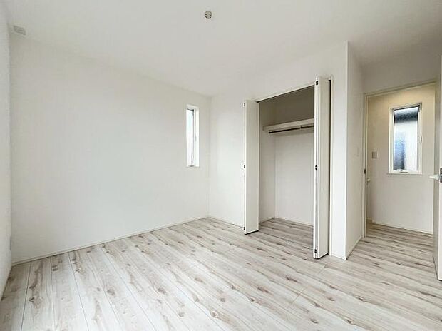 【洋室】全室収納完備で、居住スペースはいつも広々スッキリ。荷物が多くても安心、家具を抑えた開放的な暮らしを。