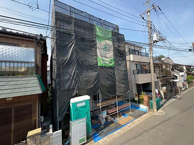 【【現地外観写真】】スーパー徒歩10分、コンビニ徒歩6分。穏やかな住宅街の静けさと、暮らしを支える利便性が絶妙に調和した立地。（2026年5月撮影）