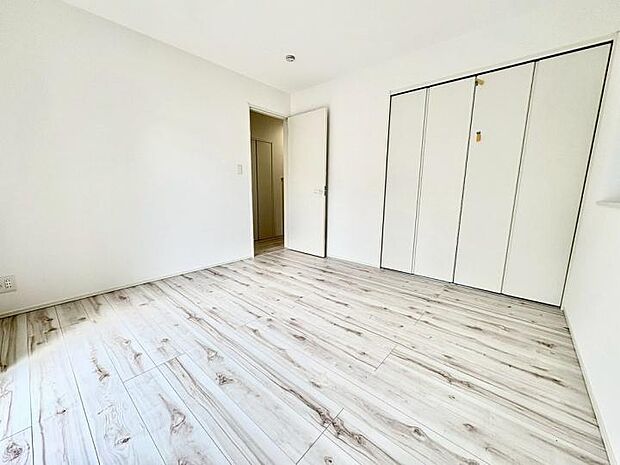 【洋室】断熱効果の高い複層ガラスを採用！内側が冷えにくいため、冬場の不快な結露対策にも効果的です。