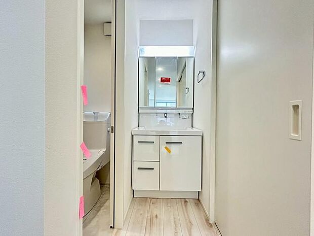 【洗面】美しさと機能性を両立。段差や隙間がないシームレスな設計が、日々の掃除のストレスを解消します。