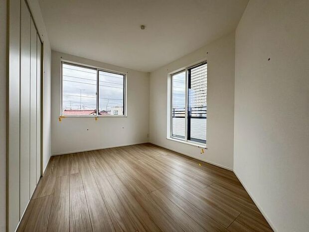 【【3階6.5帖洋室】】すべての部屋に光が差し込む全居室2面採光設計。通風にも優れているため湿気がこもりにくく、一年中爽やかで快適な室内環境を保てます。