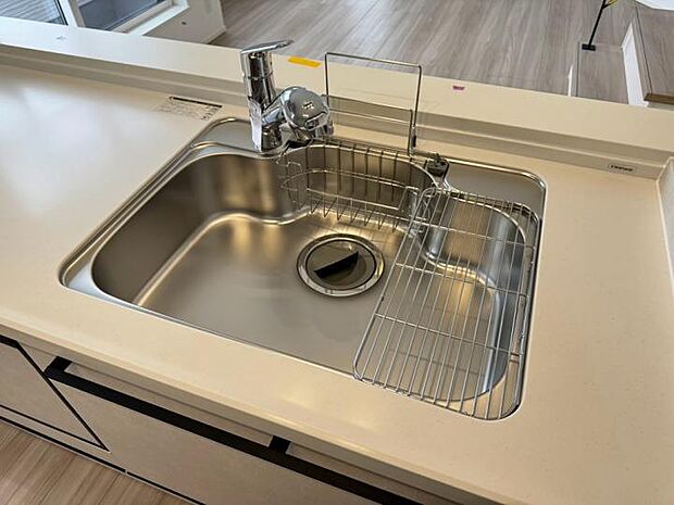 【【キッチン】】いつも清潔で安心なおいしい水が使える浄水器内蔵シャワー水栓。ノズルが伸びてシンクの隅々まで楽にお手入れできます。