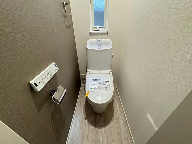 【【トイレ】】トイレは忙しい朝も安心の1階・2階の2カ所付き。シックなアクセントクロスが施された落ち着きある空間で、毎日快適に使えます。