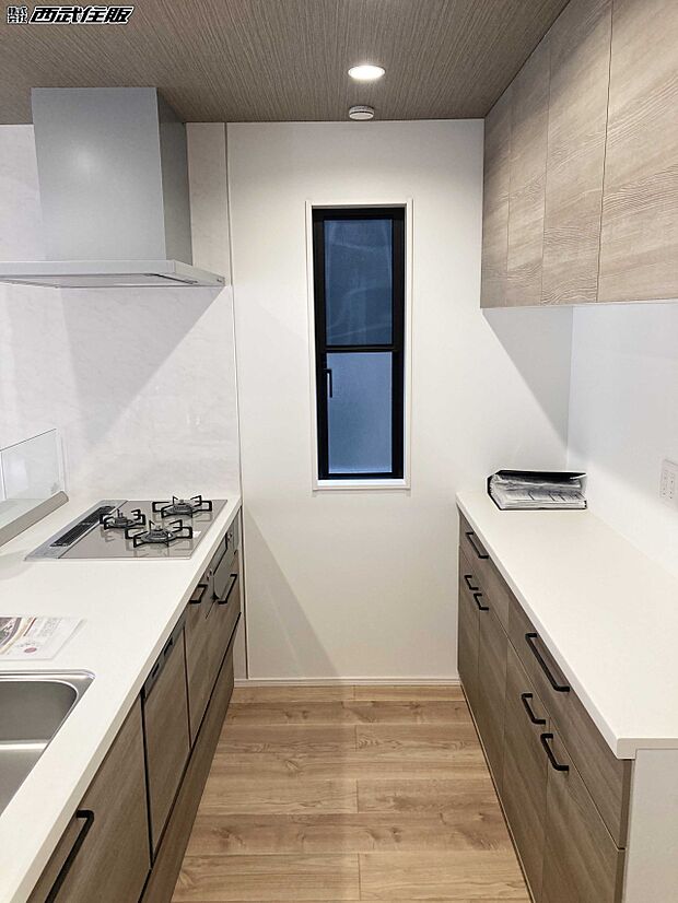 【キッチン】ペニンシュラキッチンと折下天井のアクセントが何ともお洒落な空間です。