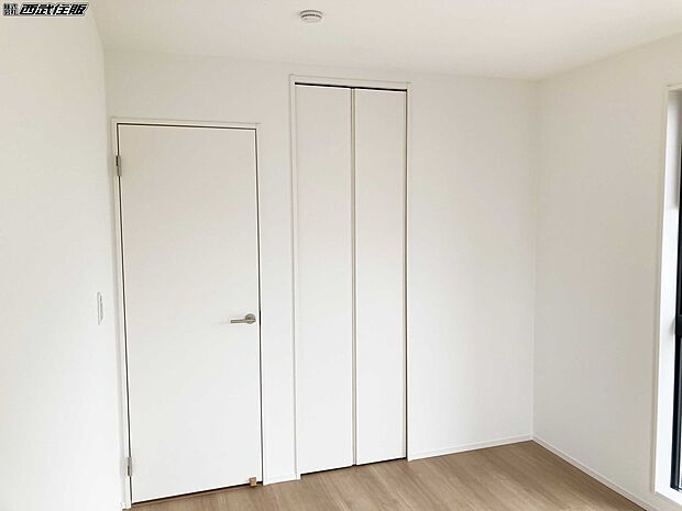 【2階・洋室】クローゼットがある2面採光の明るいお部屋です。