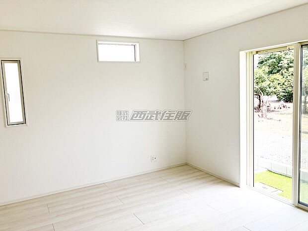 【リビング】大きな窓から陽射しが注ぎ込む明るいリビングは居心地が良さそう！