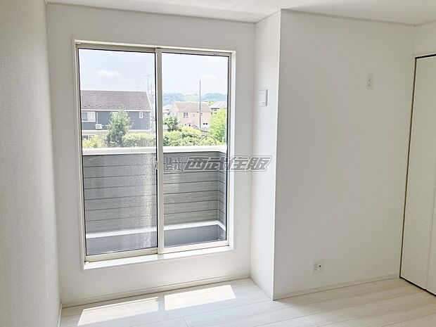 【２階・洋室】バルコニーに面した大きな窓から陽射しがタップリ入ってきます。