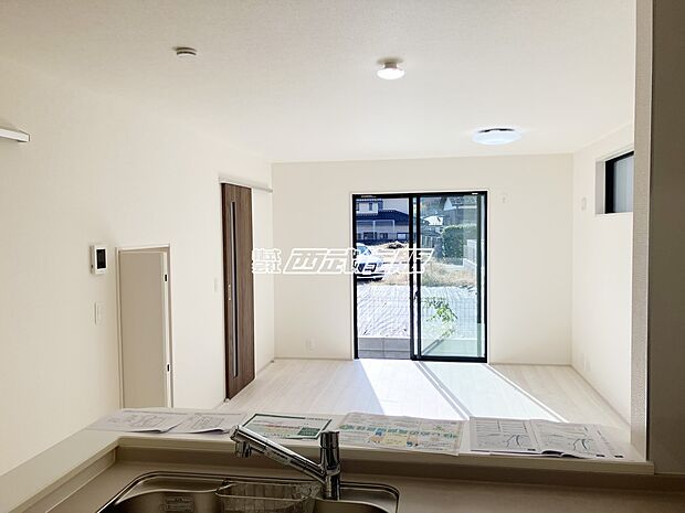 【リビング】大きな窓から陽射しが注ぎ込む明るいリビング！