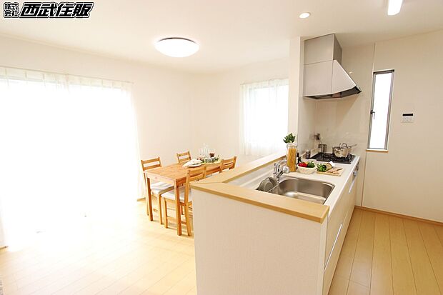 【対面キッチン】お料理をしながら家族や友達と会話が楽しめるのは嬉しいポイントですね♪同仕様写真