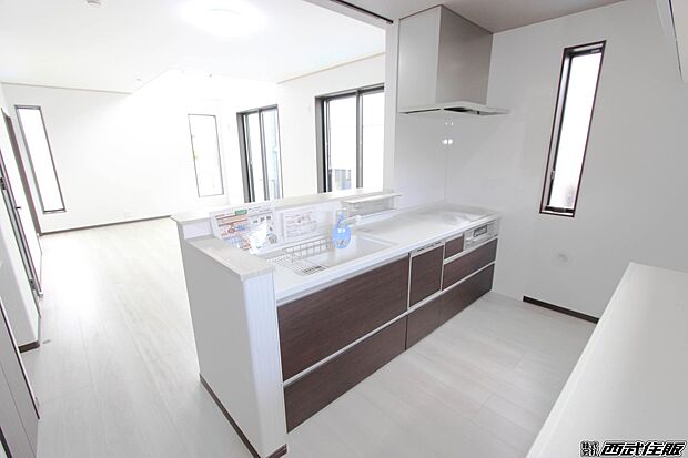 【対面キッチン】お洒落で開放感のある明るいキッチンは会話をしながらお料理も出来ますね