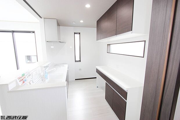 【カップボード】キッチンと同じ素材で統一感があって素敵ですね♪ 