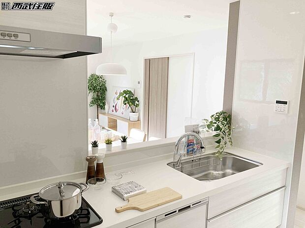 【対面システムキッチン】解放感があり明るいキッチン！同仕様写真