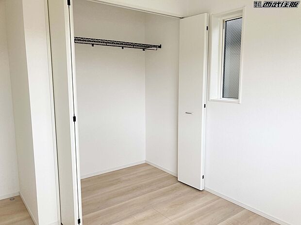 【2階・洋室】大きなクローゼットは収納力があって嬉しいですね!同仕様写真