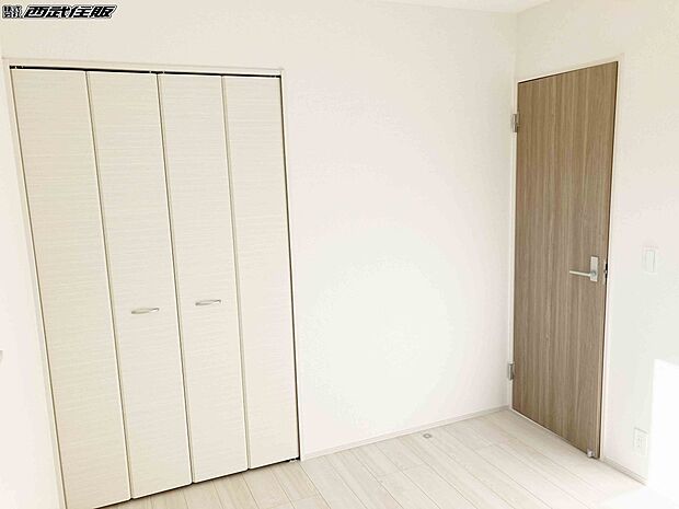 【2階・洋室】クローゼットのあるお部屋です。同仕様写真