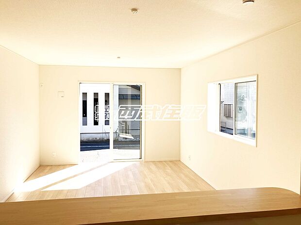 【キッチン】カウンターキッチンは開放的!リビングの大きな窓からの光で明るいです。