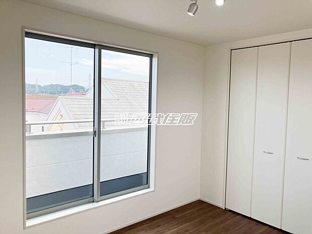 【2階・洋室】2面採光でバルコニーに面した明るいお部屋です。同仕様写真