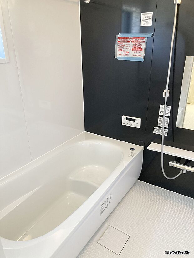 【浴室】高級感のあるアクセントの浴室。半身浴も出来る広いバスタブも魅力ですね!同仕様写真