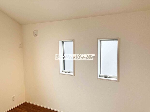 【2階・洋室】お洒落な窓から光が入って明るいお部屋 同仕様写真