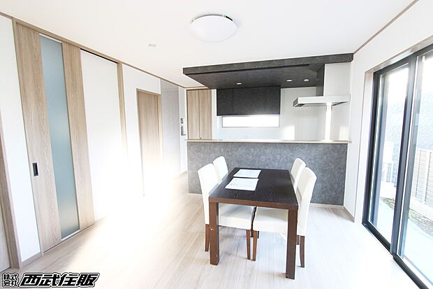 【リビング】キッチンのコーナーカウンターが開放感ありとても広い素敵なリビング!同仕様写真