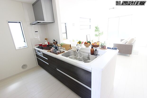 【対面キッチン】お料理をしながら家族や友達と会話が楽しめるのは嬉しいポイントですね♪同仕様写真