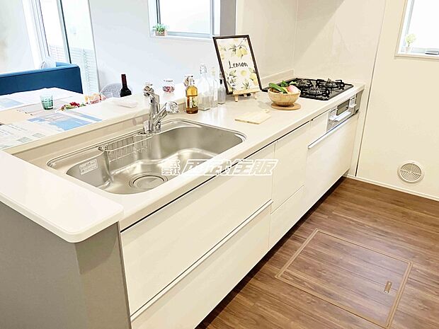 【システムキッチン】白いキッチンは清潔感があっていいですね。同仕様写真