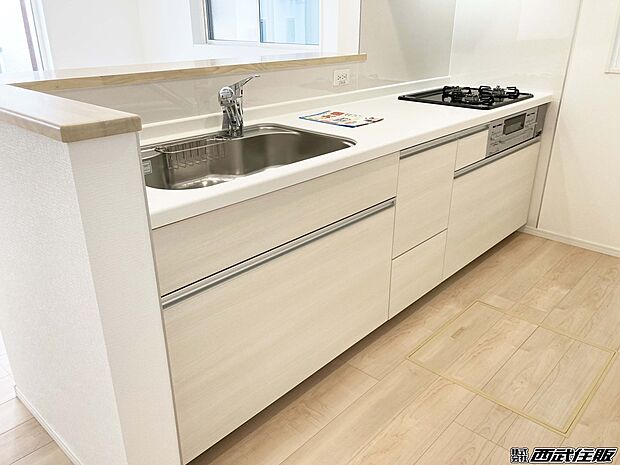 【システムキッチン】白い木目のキッチンは清潔感があります。同仕様写真