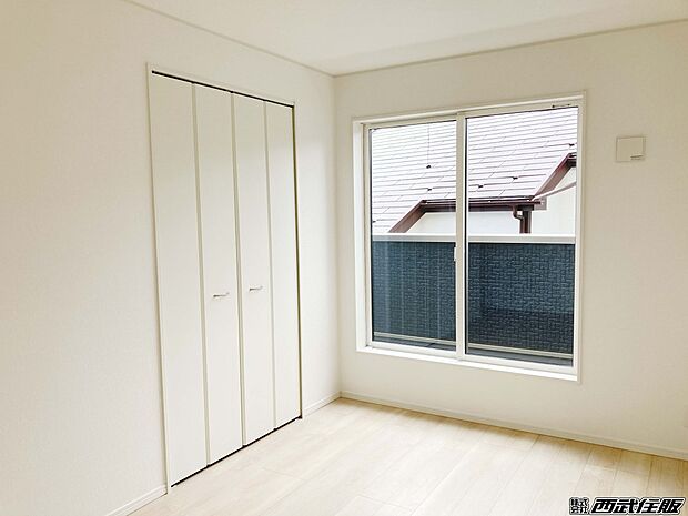 【2階・洋室】大きなクローゼットに２面採光でバルコニーに面したお部屋は明るいです。同仕様写真