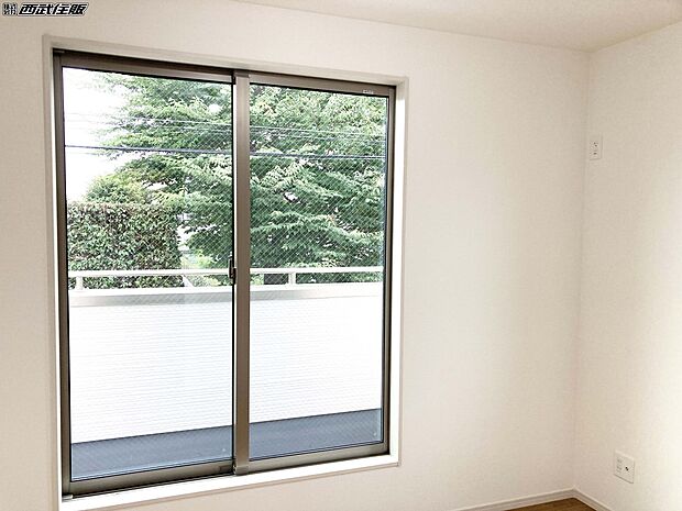 【2階・洋室】2面採光でバルコニーにも面した明るいお部屋です。同仕様写真