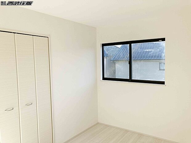 【2階・洋室】大きなクローゼットがある２面採光の明るいお部屋です。同仕様写真