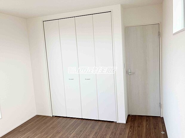【2階・洋室】大きなクローゼットがある明るいお部屋です。同仕様写真