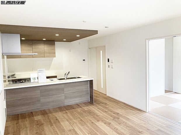 【リビング】【リビング】広いリビングと繋がるお洒落な和室の広い空間は家族が集まっても余裕！