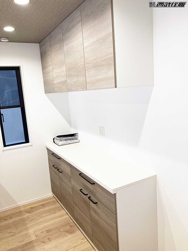 【キッチン】【キッチン】キッチンと同素材のカップボードがお洒落でリビングから見ても素敵！