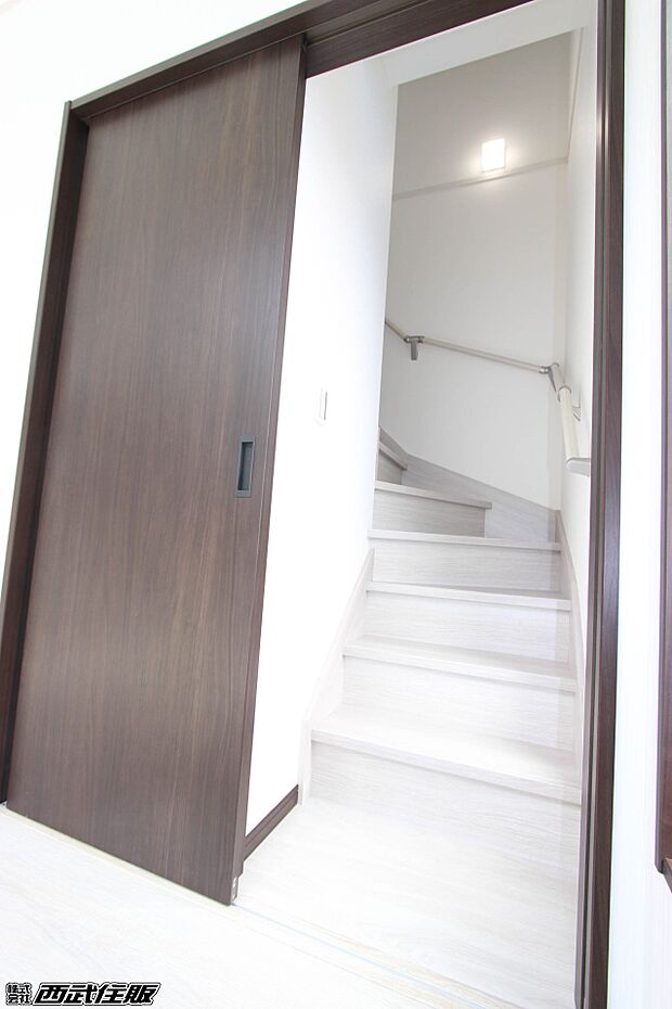 【内観】【階段】扉のついたリビングイン階段