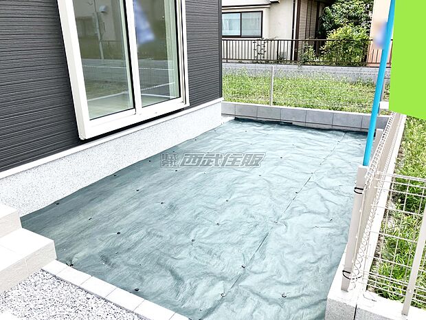 【庭】【お庭】防草シートが綺麗に敷き詰めてあってお手入れも楽ですね！