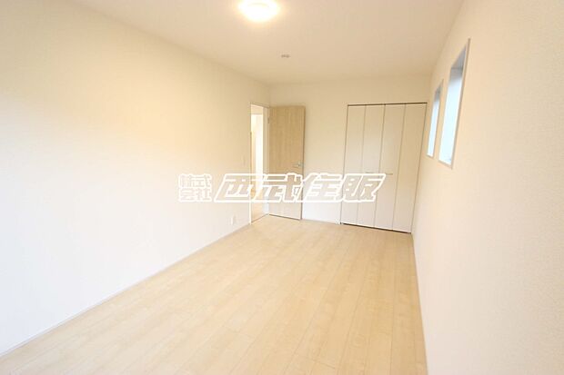 【洋室】【2階・洋室】クローゼットのある明るいお部屋です。