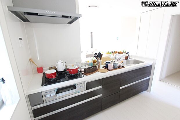 【キッチン】【システムキッチン】濃い茶色がかっこいいキッチンです。同仕様写真