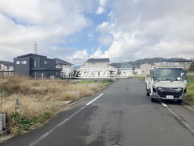 【前面道路含む現地写真】【販売現地】車通りの少ない穏やかな住環境です。2025年11月10日撮影