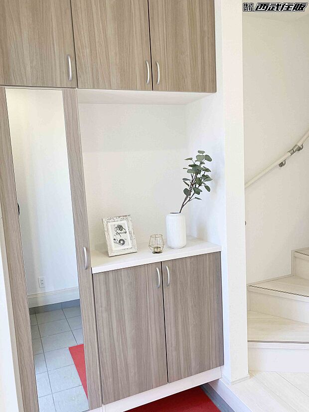 【玄関】【シューズBOX】小物も飾れて鏡もあって素敵です。同仕様写真