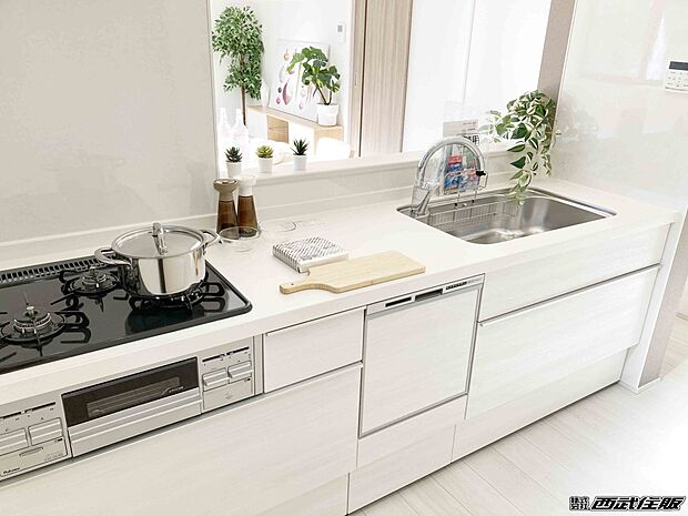 【キッチン】【システムキッチン】白いキッチンは明るく清潔感があっていいですね。同仕様写真