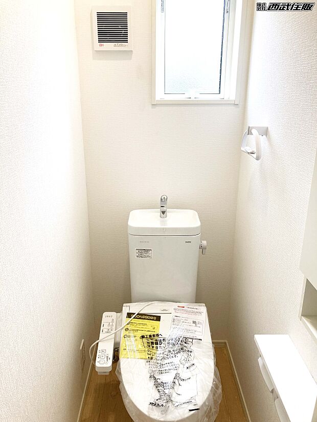 【トイレ】【トイレ】節水型シャワートイレ。窓があって換気もバッチリ!同仕様写真
