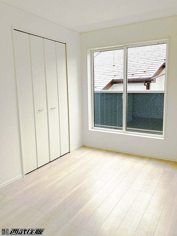 【洋室】【2階・洋室】とても大きなWICがありバルコニーに面して明るいお部屋です。同仕様写真