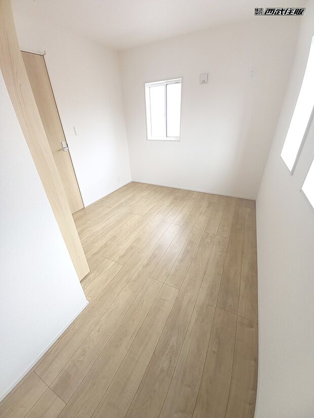 【洋室】【2階・洋室】2面採光で明るく、家具のレイアウトもしやすそうですね!同仕様写真