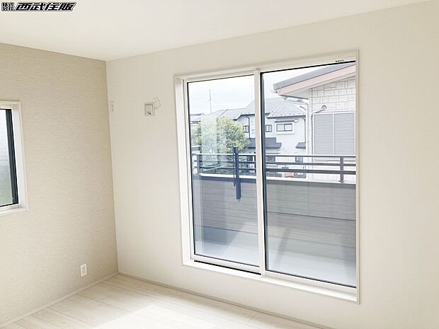 【洋室】【2階・洋室】バルコニーに面して2面採光のお部屋は陽射しがたっぷり!同仕様写真