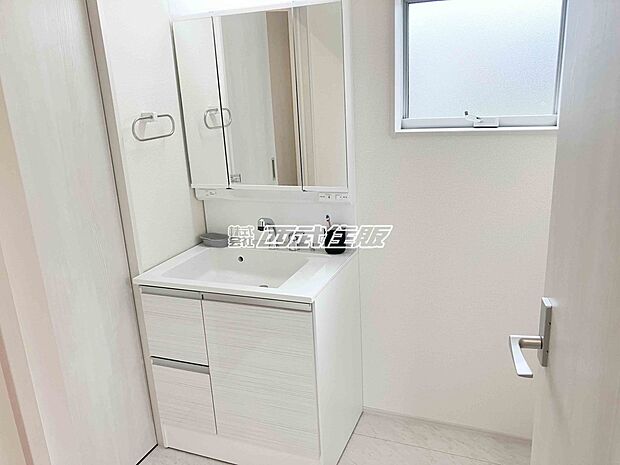 【洗面台・洗面所】【洗面脱衣室】洗濯機置場には窓があり明るい空間。同仕様写真