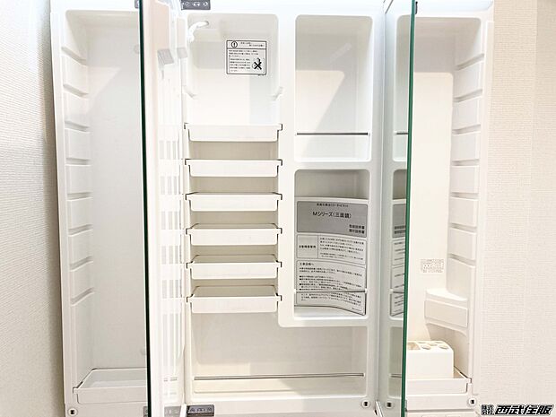 【非公開】【シャワードレッサー】三面鏡の裏にもトレイがあって色々収納出来て機能的な洗面化粧台です。同仕様写真