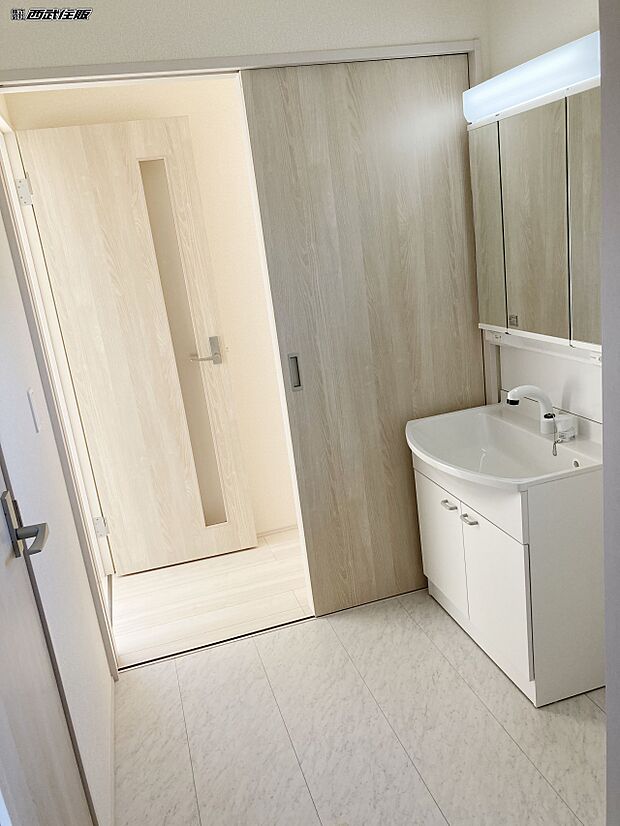 【洗面台・洗面所】【洗面室】ゆったりと広い洗面室は魅力的ですね!お子様と一緒でも余裕です!同仕様写真